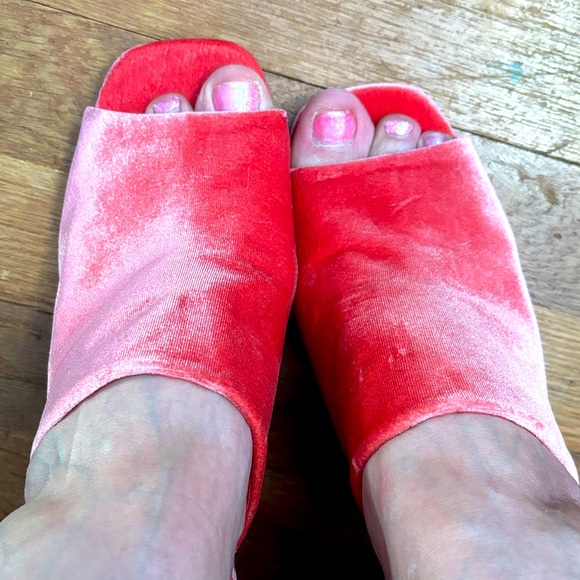 Modcloth Shoes - ModCloth 10 Coral Velvet Cactus Mules